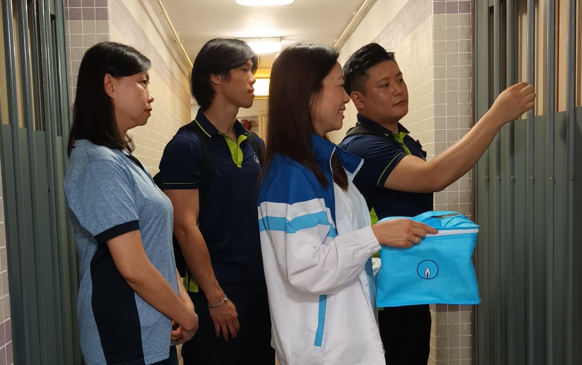 煤氣公司管理層及煤氣溫馨義工隊今日組成多支隊伍,前往各區派送食物。(媒氣公司圖片)