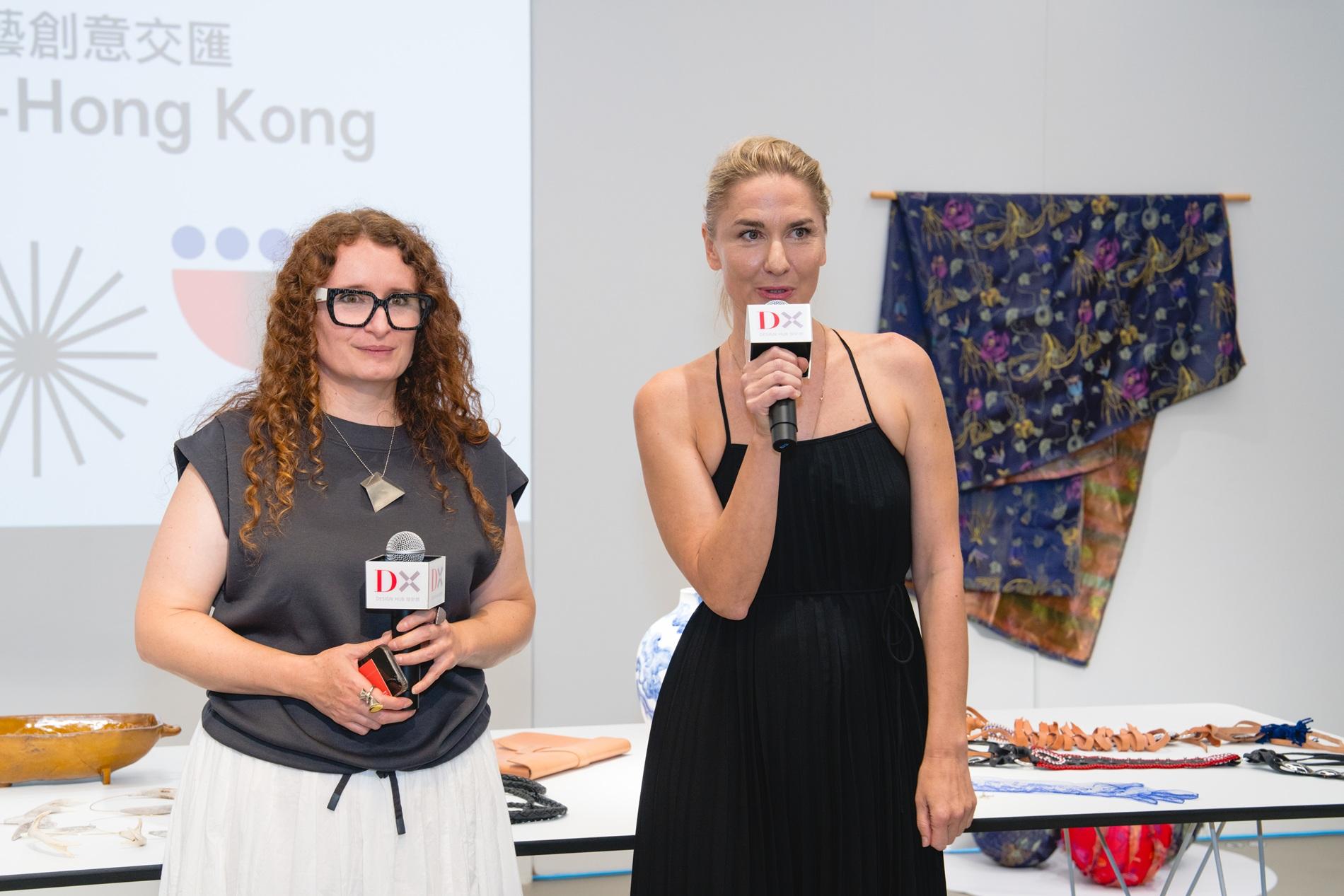 展覽策展人Klára Hegerová(右)及Jaroslava Příhodová(左),分享《匠藝之美》計劃的理念。