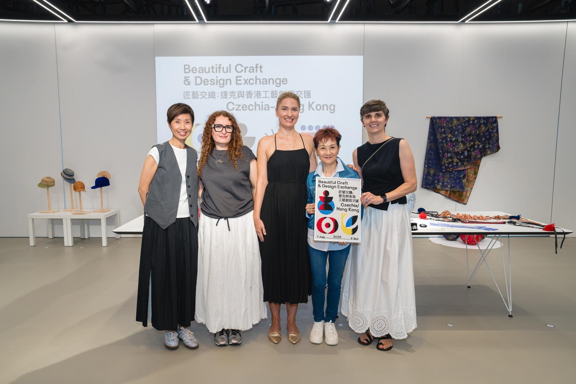 捷克駐港澳總領事館致送香港設計中心紀念品,由香港設計中心副主席陳一枬教授(右二)代表接收。