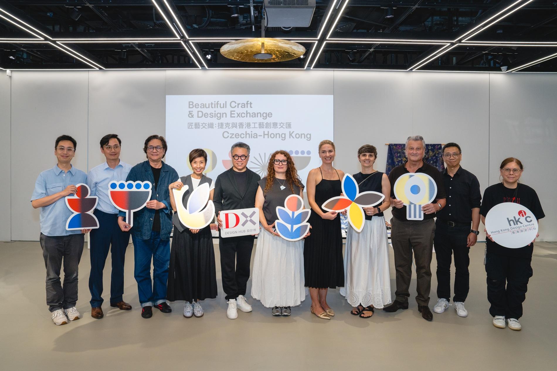 尤樂陳娜嘉 (左四)、展覽策展人及香港設計中心管理層 出席展覽嘉賓預覽日。