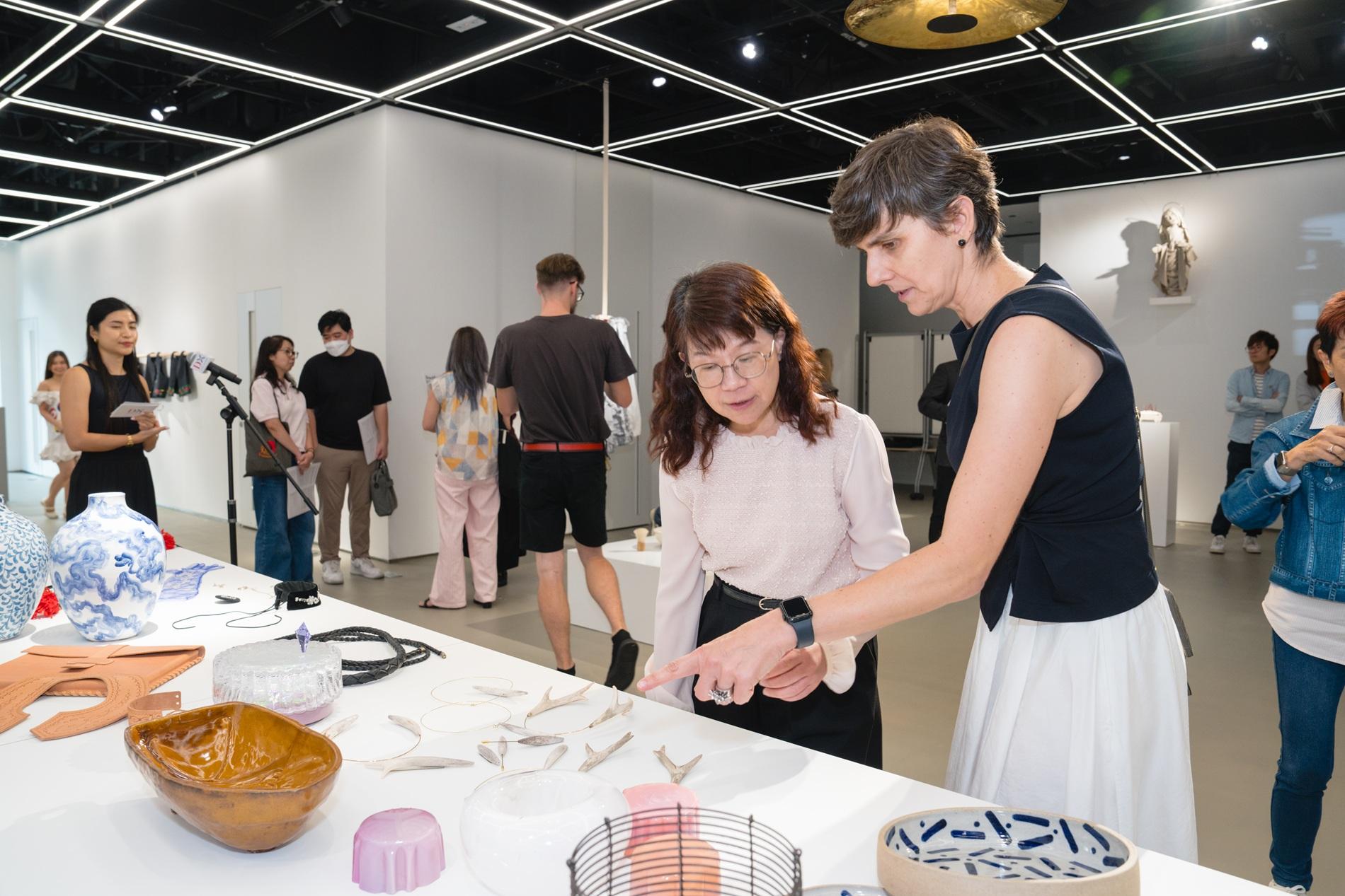 一眾嘉賓參與《匠藝交織》展覽嘉賓導賞團,深入探索捷克與香港工藝傳統與 當代設計創新的精彩融合。