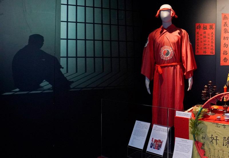 警隊博物館的三合會展覽廳內,還原三合會的入會時使用的祭壇及儀式。(圖片來源:警隊博物館官方網站)