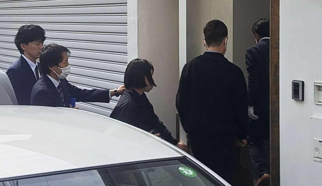 廣末在醫院抓傷護士被捕,警方到其寓所搜證。