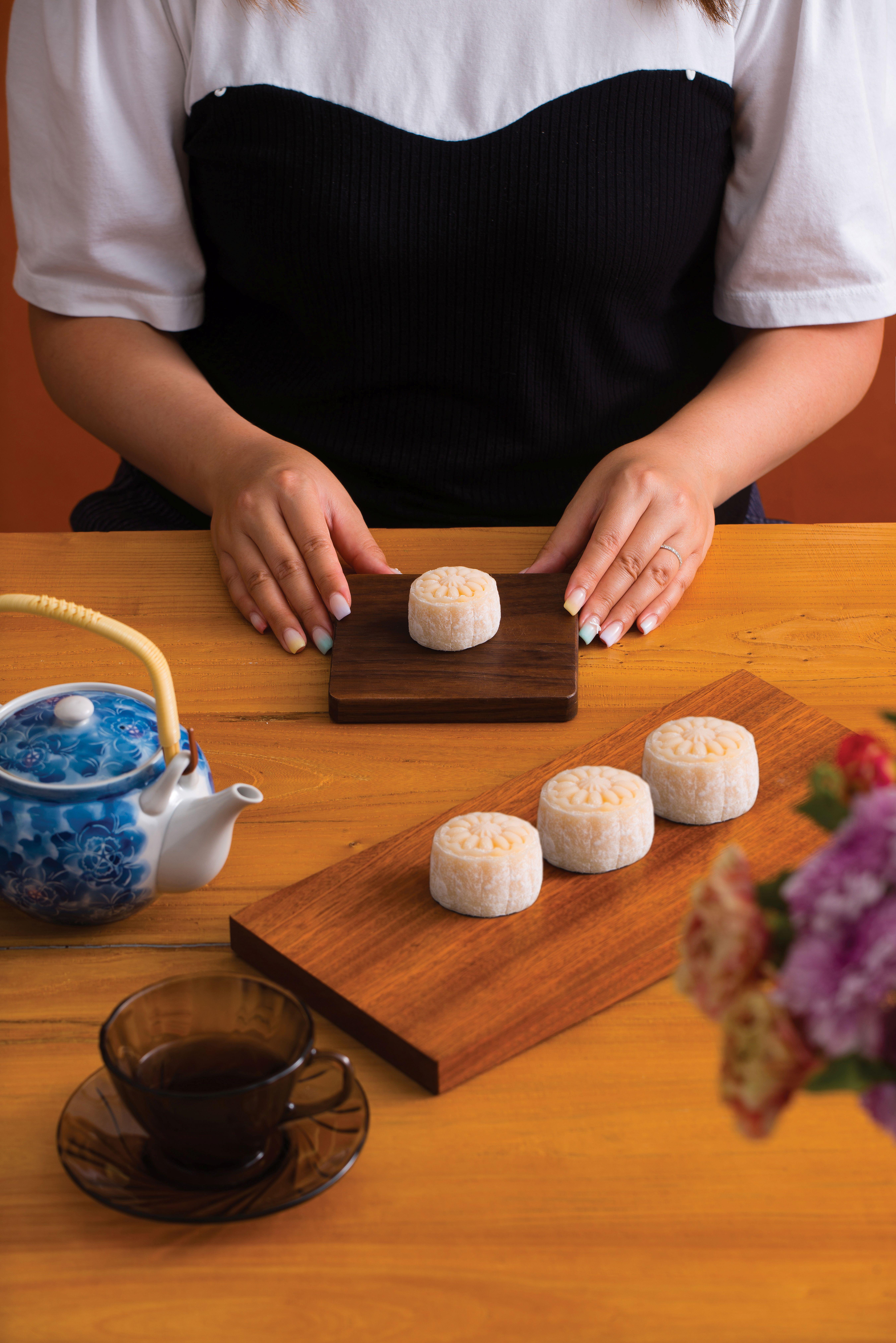 冰皮流心奶黃月餅(HK$328-香港版;HK$368-英國版)