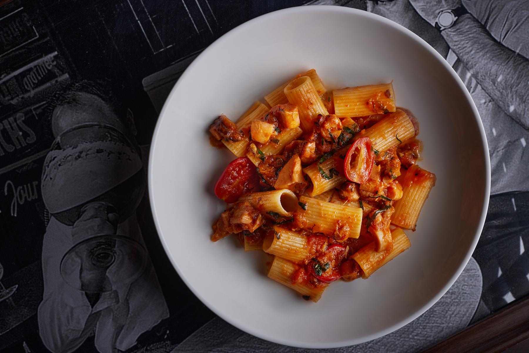 Rigatoni(午市特選)管形粉的表面直紋及中間的粗孔非常掛汁。