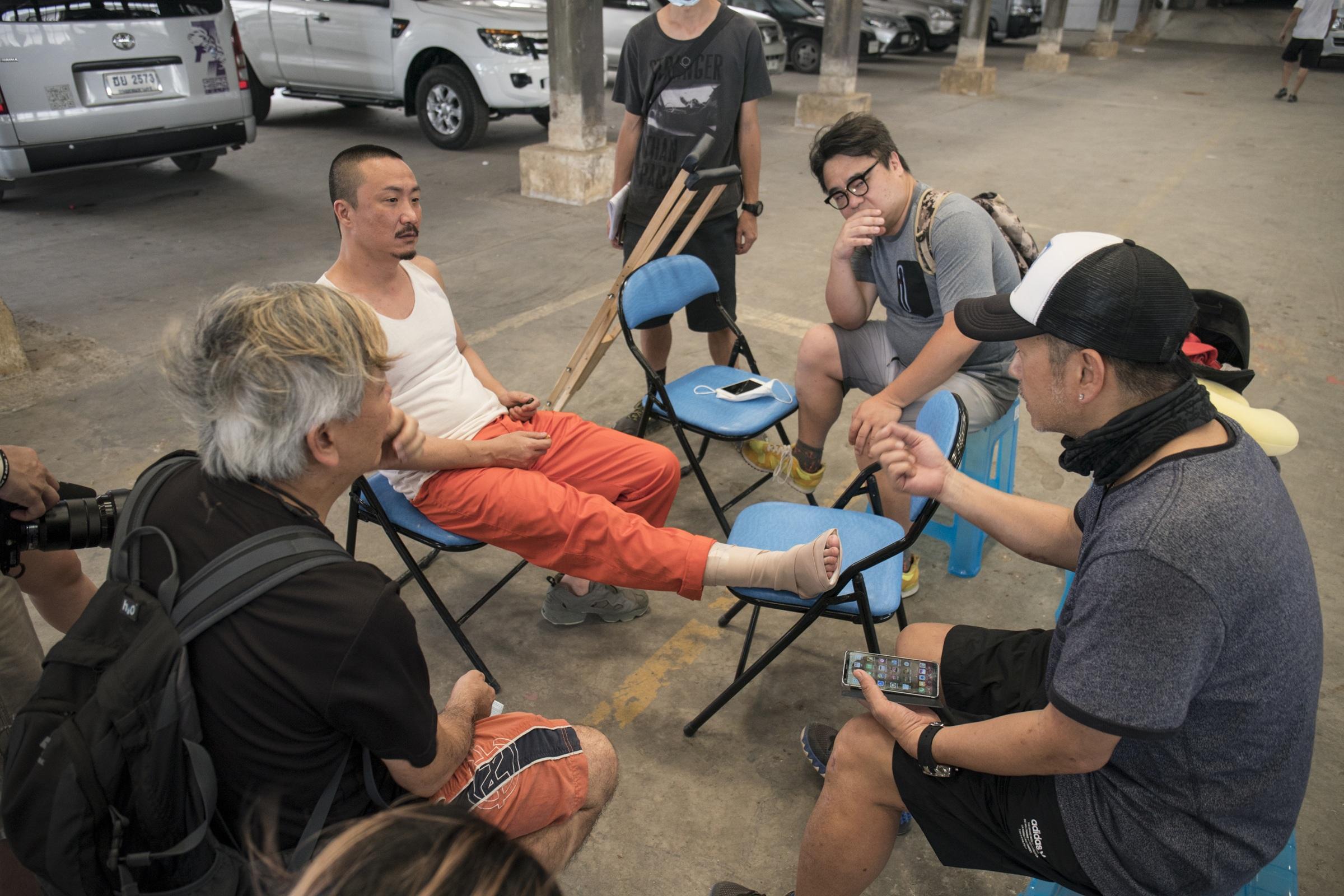 鄭中基為新片《阿龍》綵排簡單的木櫈飛躍動作,右腳著地時骨裂。