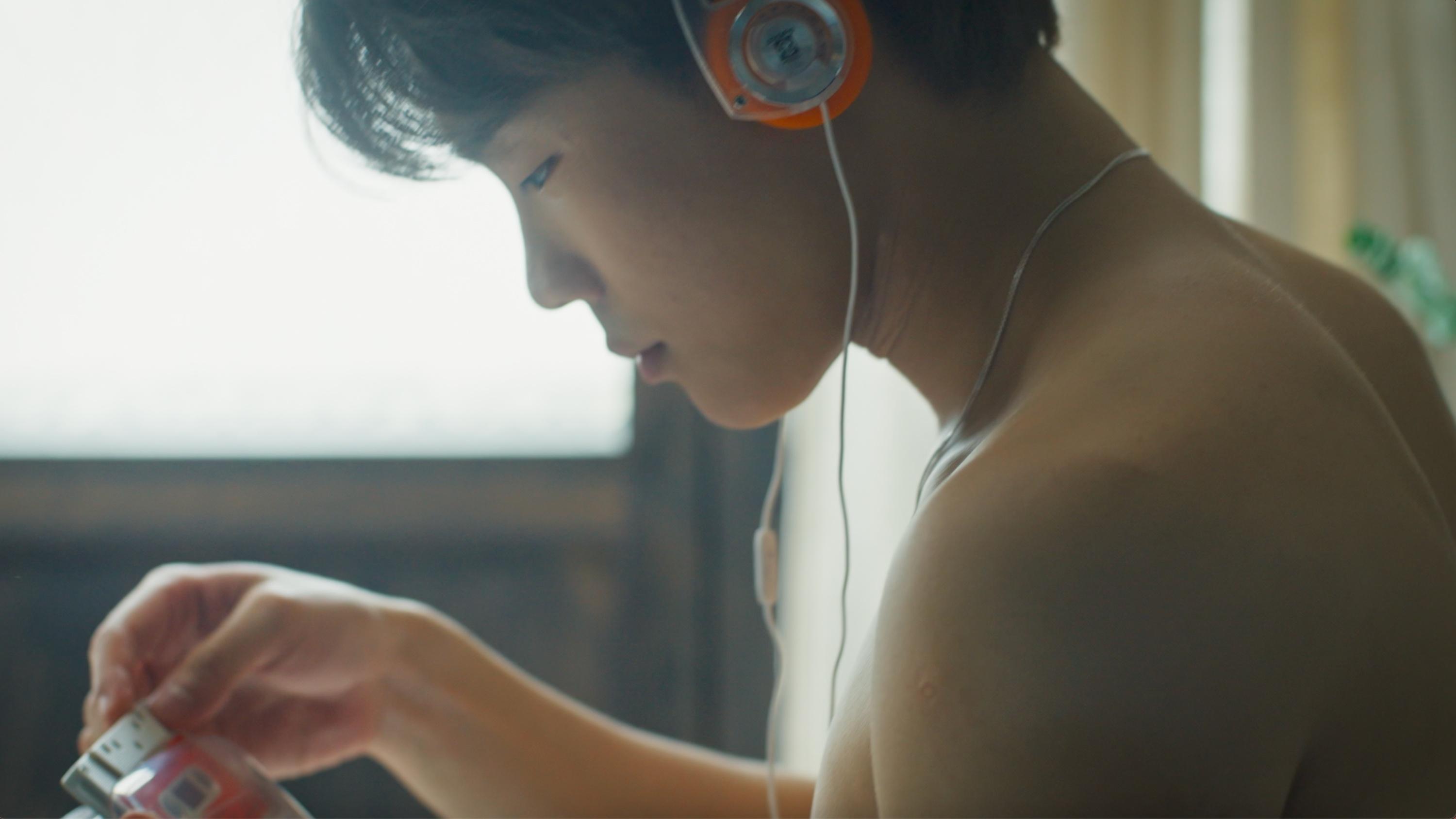 林暐竣拿起部80年代潮流聖物Walkman時,顯得束手無策。