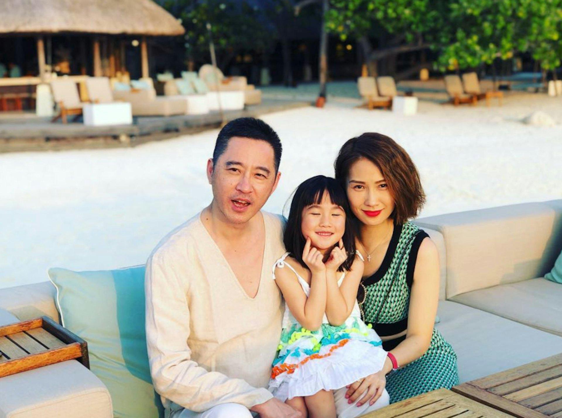 袁彩雲與飲食商人江銘峯結婚後移居加拿大,二人育有一個女兒Alycia。