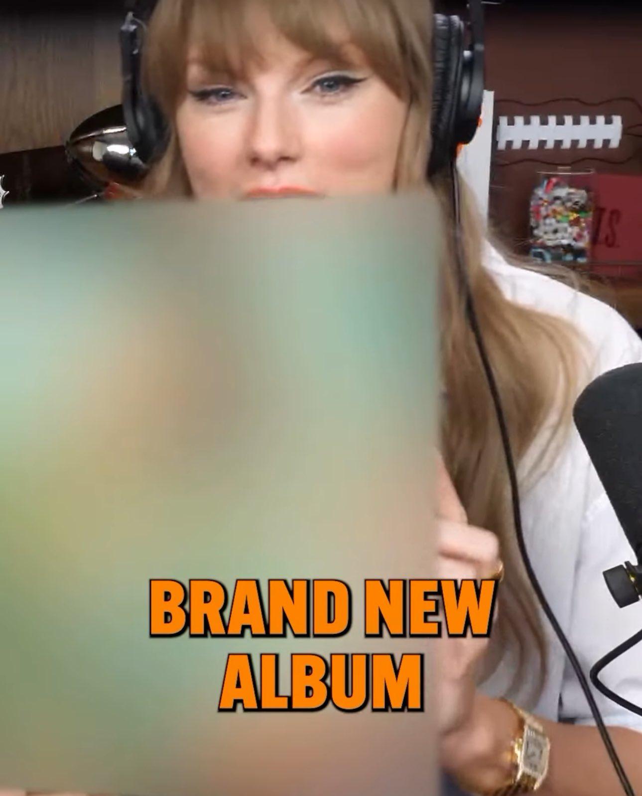 Taylor Swift在節目中拿出10月發行的新專輯《The Life of a Showgirl》。