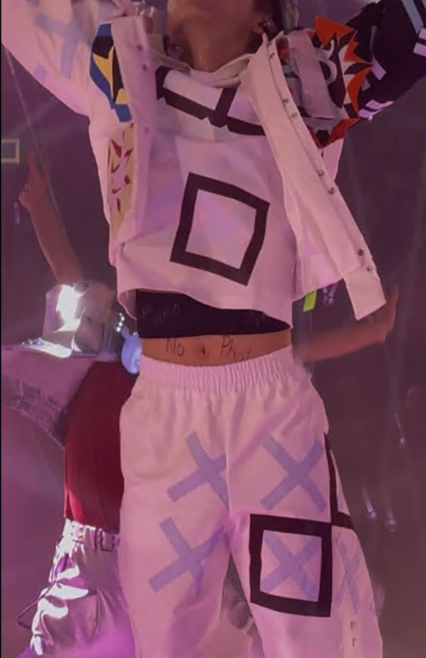 林家謙唱《緊急應變逃生法》跳起時,被捕捉了露臍的一刻,於是他就在打底黑衫和肚子上寫著「No Photo」。(網上圖片)