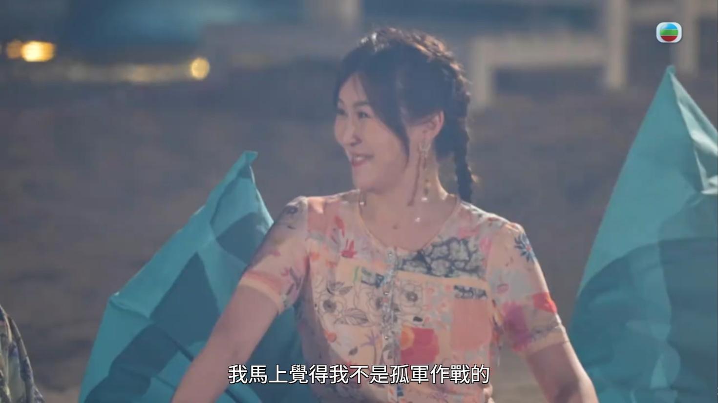 Moon憶述選港姐時著三點式緊張至心口通紅。