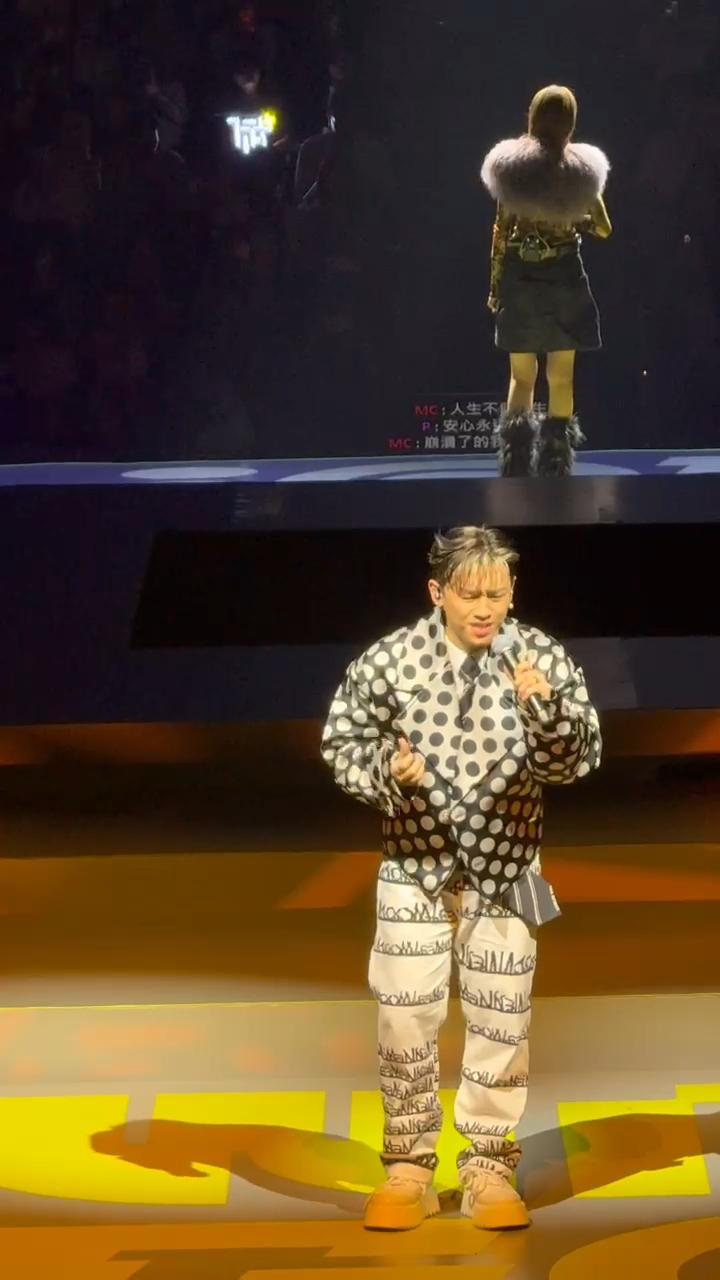 張天賦、陳蕾合唱《永久損毀》。