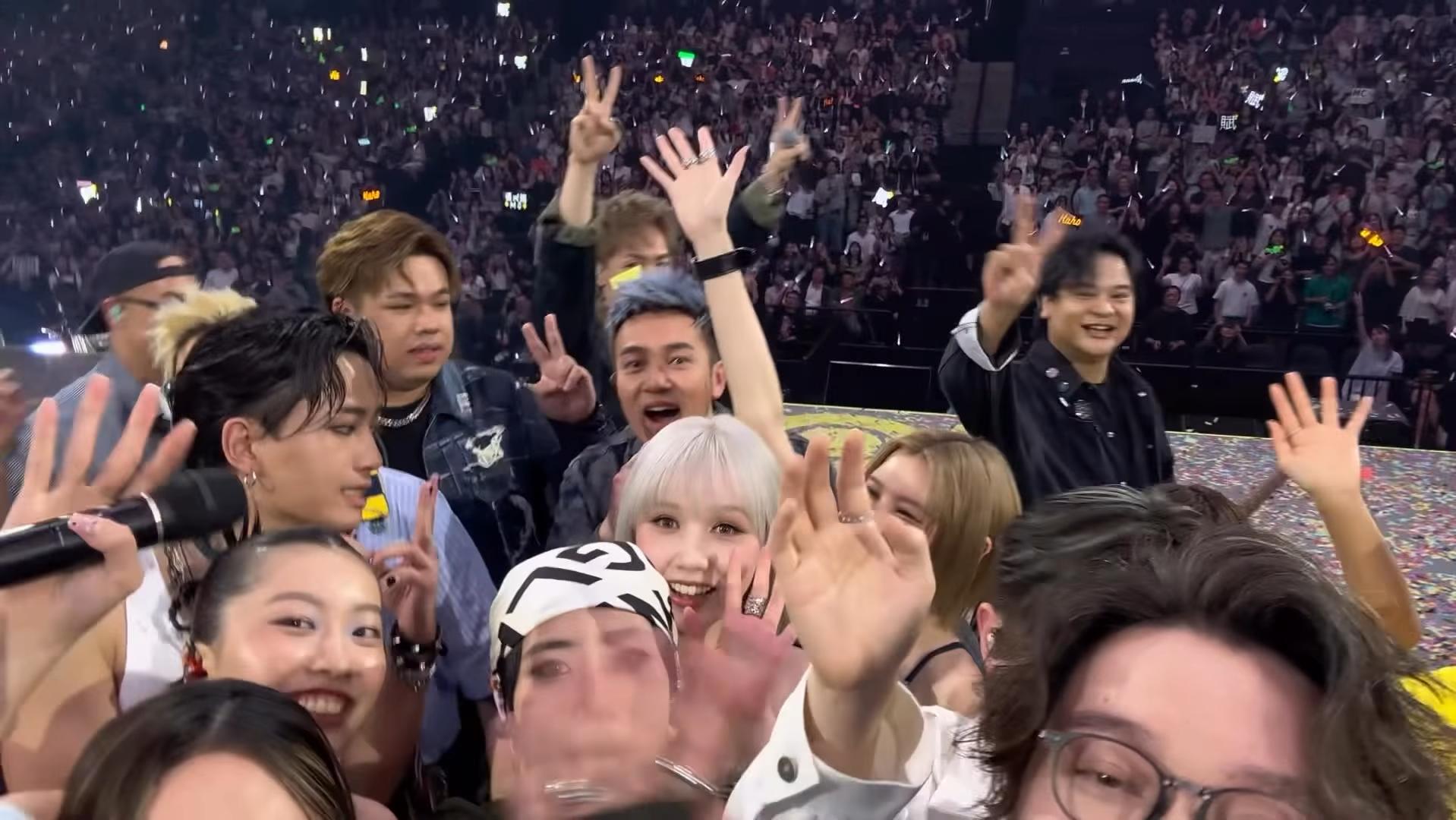 陳康堤(前左)加入華納大家庭，跟一眾師兄師姐齊齊selfie。