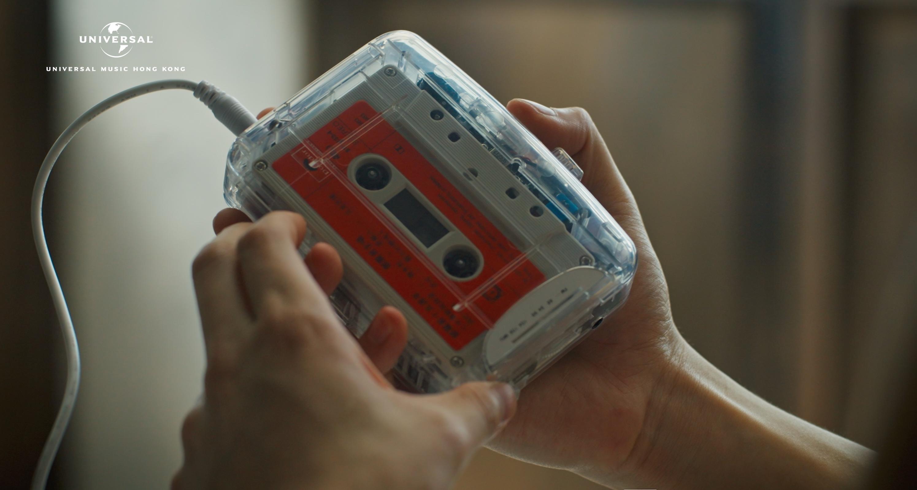 林暐竣拿起部80年代潮流聖物Walkman時,顯得束手無策。