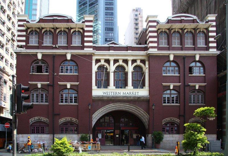 1991年,舊上環街市北座大樓進行修葺工程後,原本的街市變身傳統行業及手工藝中心,並易名為西港城。(圖片來源:市區重建局網站)