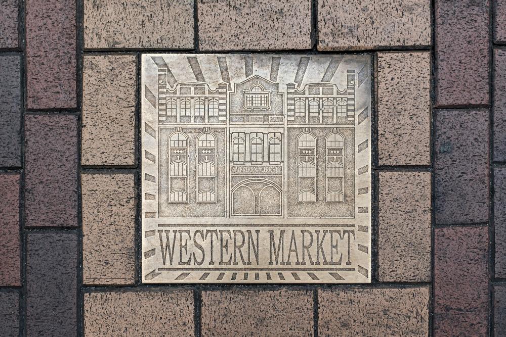 西港城附近街道上,刻上西港城字樣和圖案的地磚,是不少遊客的打卡位。(圖片來源:Shutterstock)