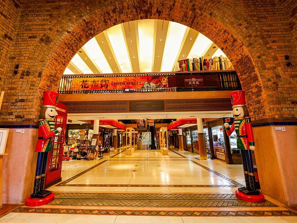 西港城地下入口,大型圓拱形設計甚有特色。(圖片來源:香港旅遊發展局網站)