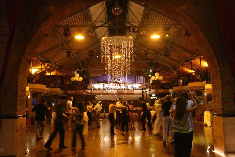 西港城曾開設懷舊舞酒樓,吸引不少愛好者前往翩翩起舞。(圖片來源:Getty)