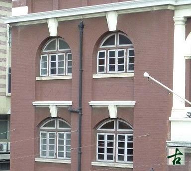 西港城的扇形窗和白色的券心石(又稱拱頂石或拱心石),後者指施工過程中最後一塊安放的石頭,能將所有的磚石固定在位置上,並使拱形結構或拱頂能夠承重。(圖片來源:古物古蹟辦事處網站)