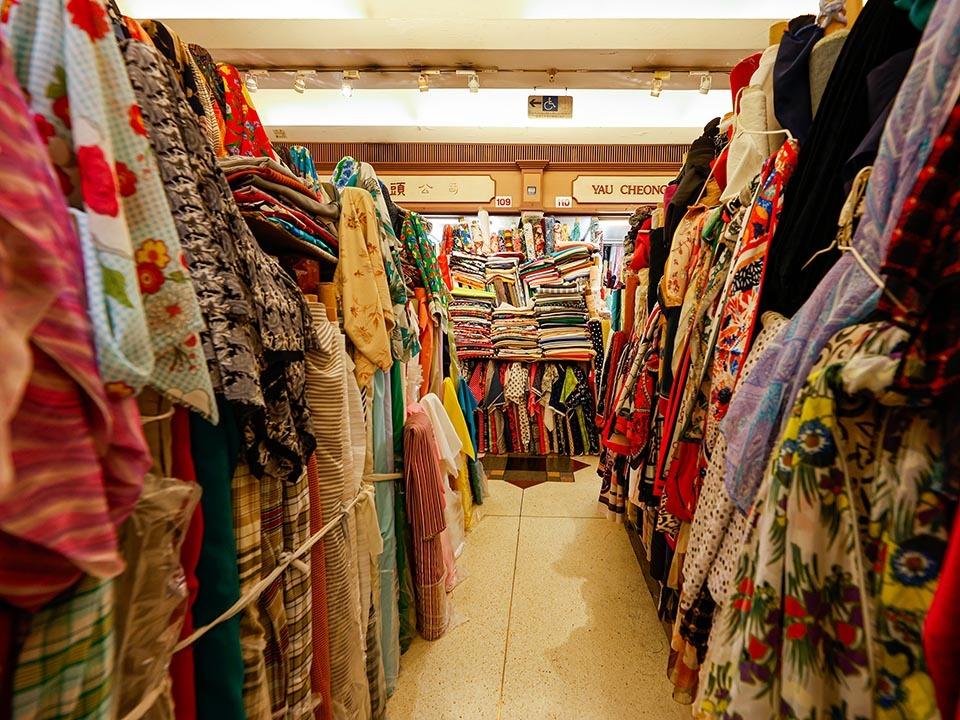雖然西港城大部分商舖已經遷出,不過位於二樓的布藝商舖,仍然會繼續營業至最遲10月底或11月初才遷離。(圖片來源:香港旅遊發展局)