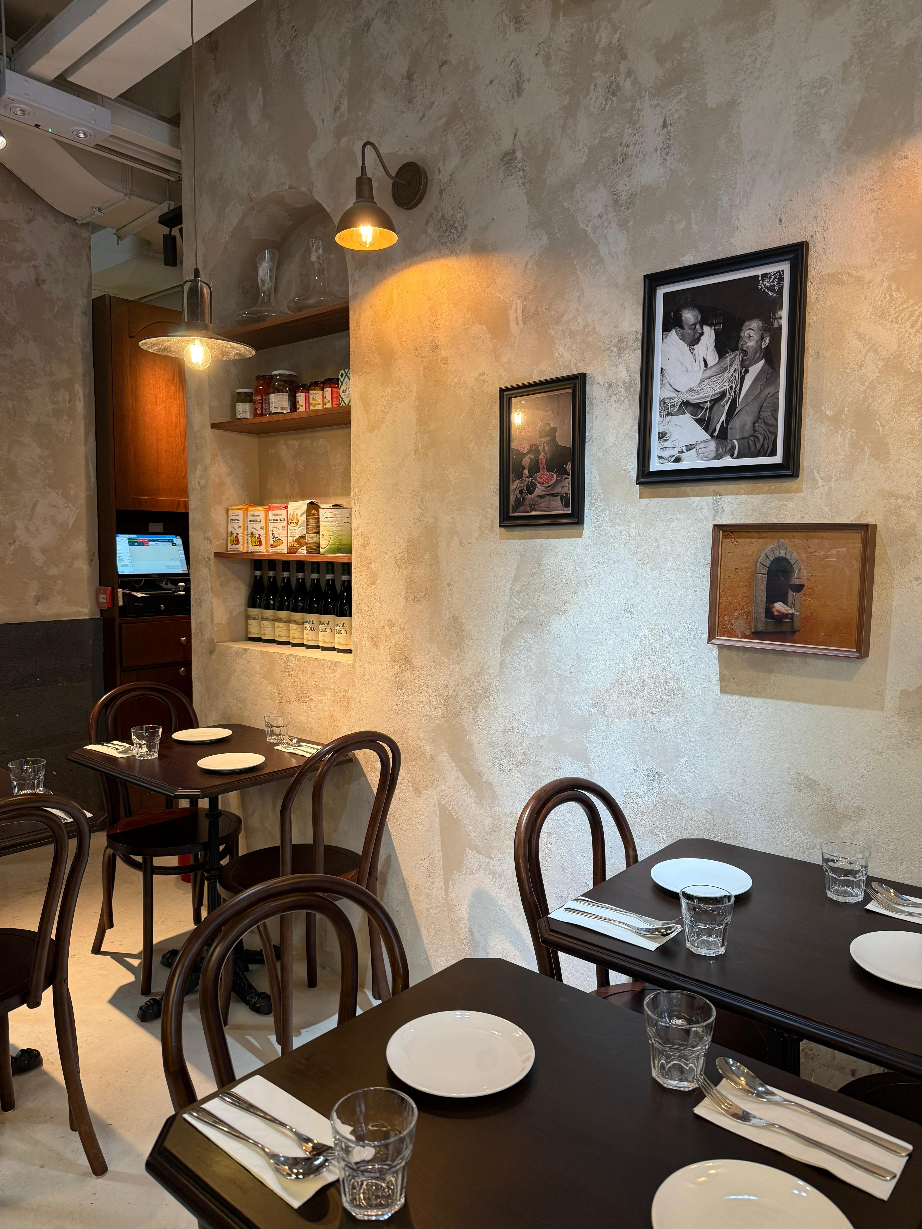 坐在餐廳裡,像置身於意大利小鎮餐館的感覺。