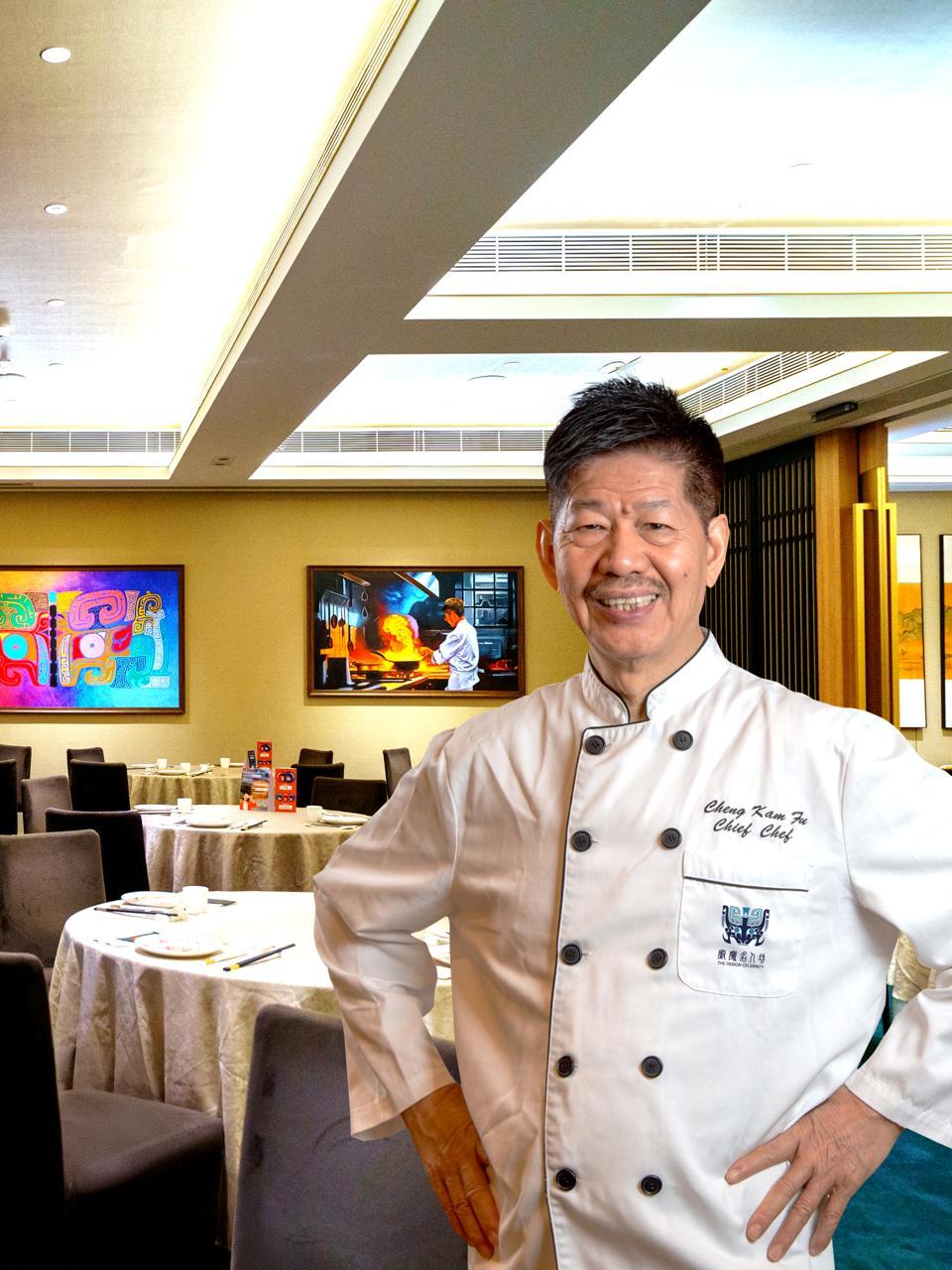 富哥(鄭錦富)自1973年起入行,至今已有52年粵菜經驗。