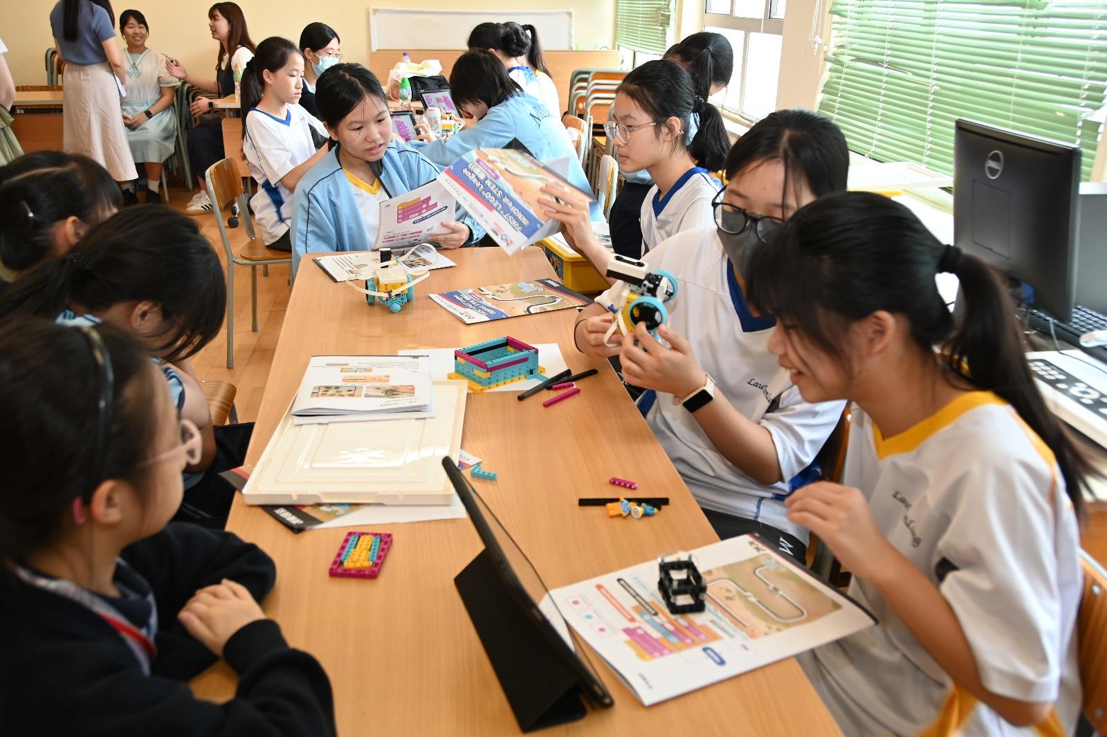 小老師會在STEM活動體驗日教小學生使用圖形化編程軟件。(學校提供)