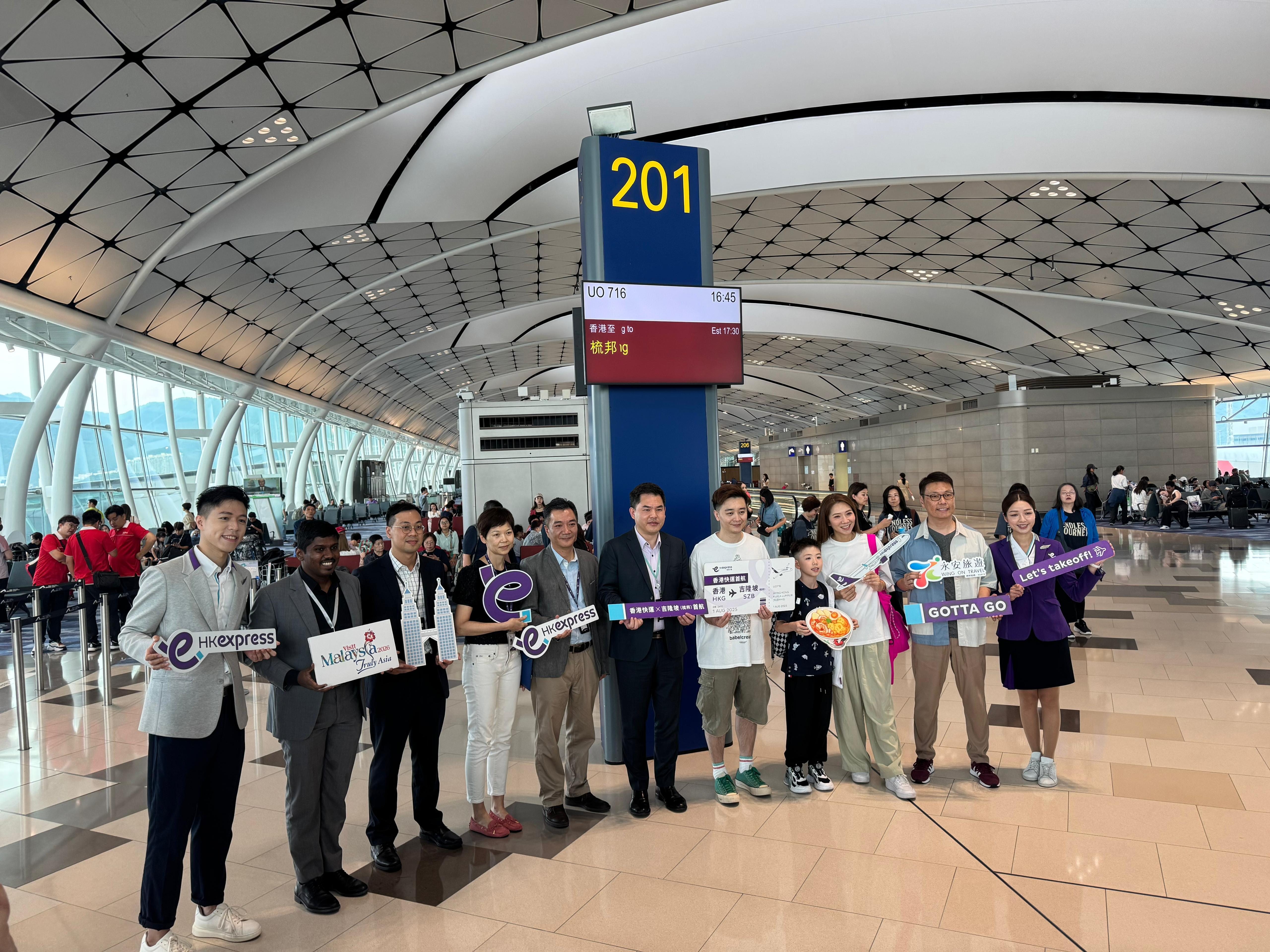 馬來西亞旅遊促進局(香港分局)局長Mr. Yoganthiran Manikam到場送上禮物。