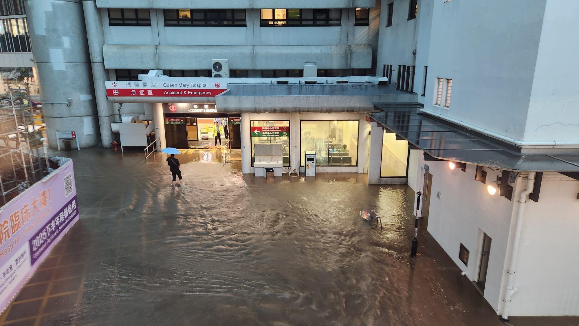 黑雨|瑪麗醫院部分道路嚴重水浸 急症室服務受影響