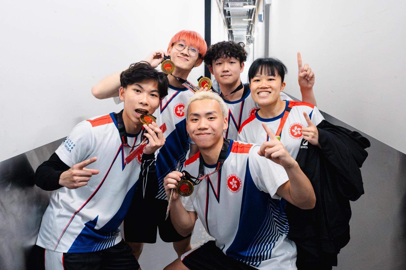 世界跳繩錦標賽2025|香港隊麥誌軒、吳廷希、譚浩軒、袁正佑取得團體四人單人繩花式比賽 SRTF 金牌,與教練陳紀靜一同慶祝