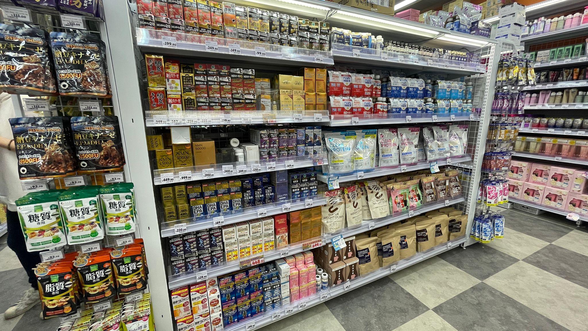 大國藥妝新店面積3,500呎,分成主打商品、美妝、保健產品、零食、牙齒護理、清潔用品及生活用品多個區域。