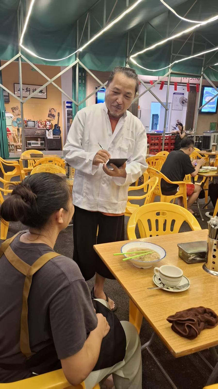 古明華北上發展開茶餐廳成生招牌。