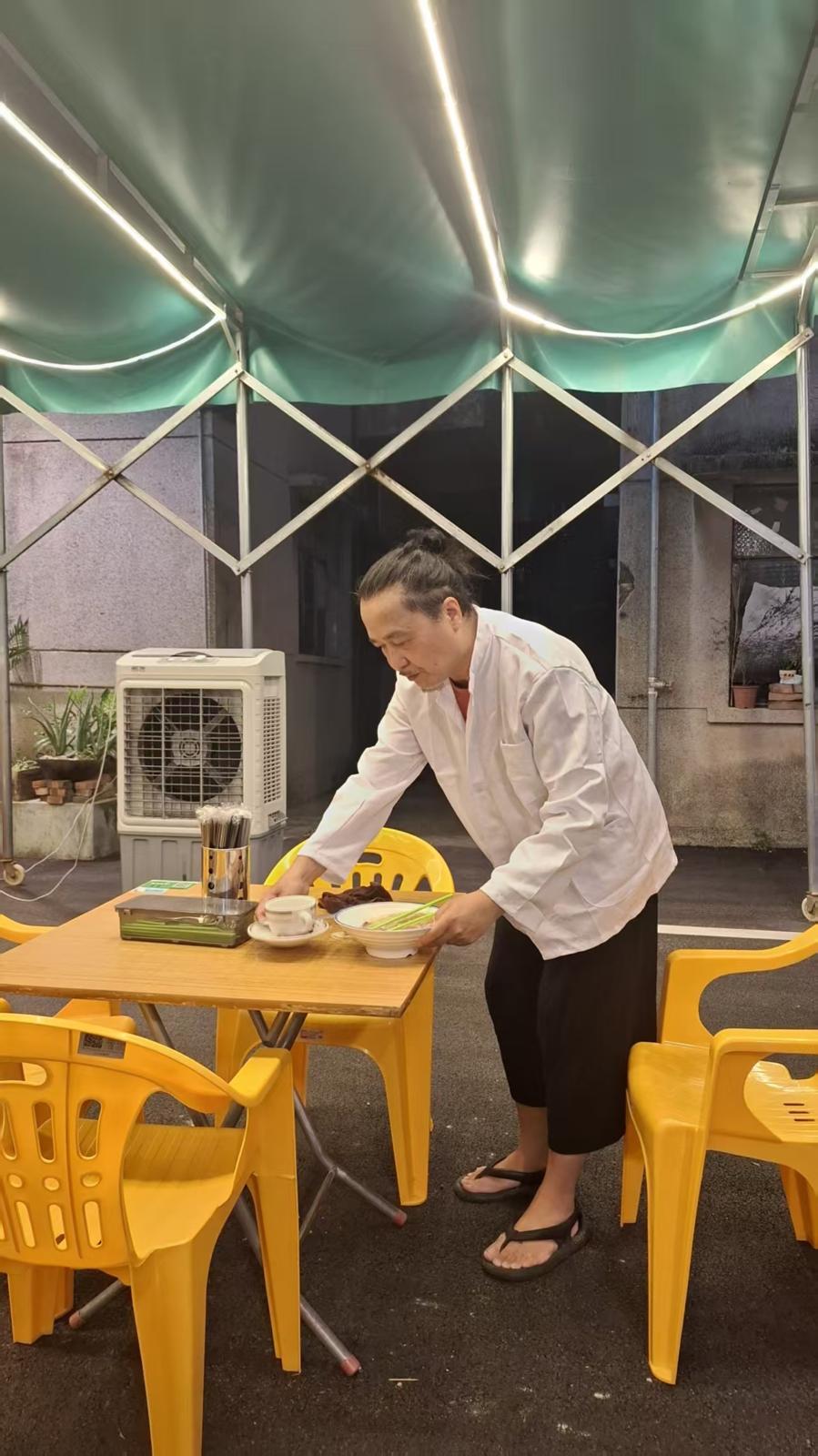 古明華北上發展開茶餐廳親力親為。