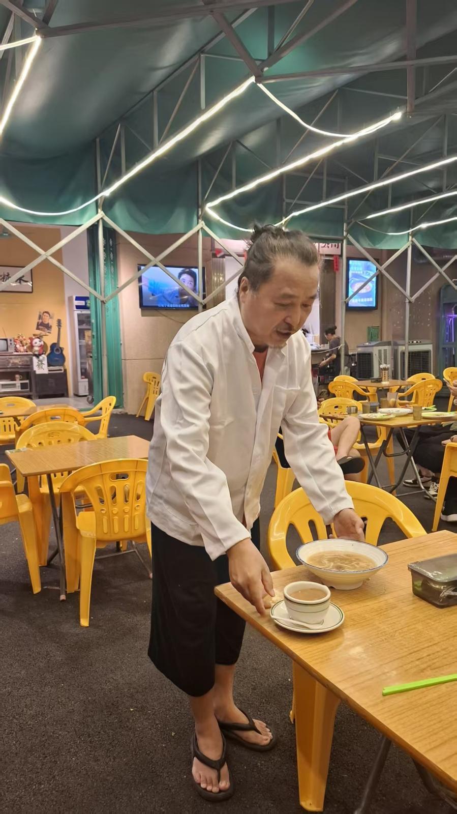 古明華北上發展開茶餐廳親力親為。