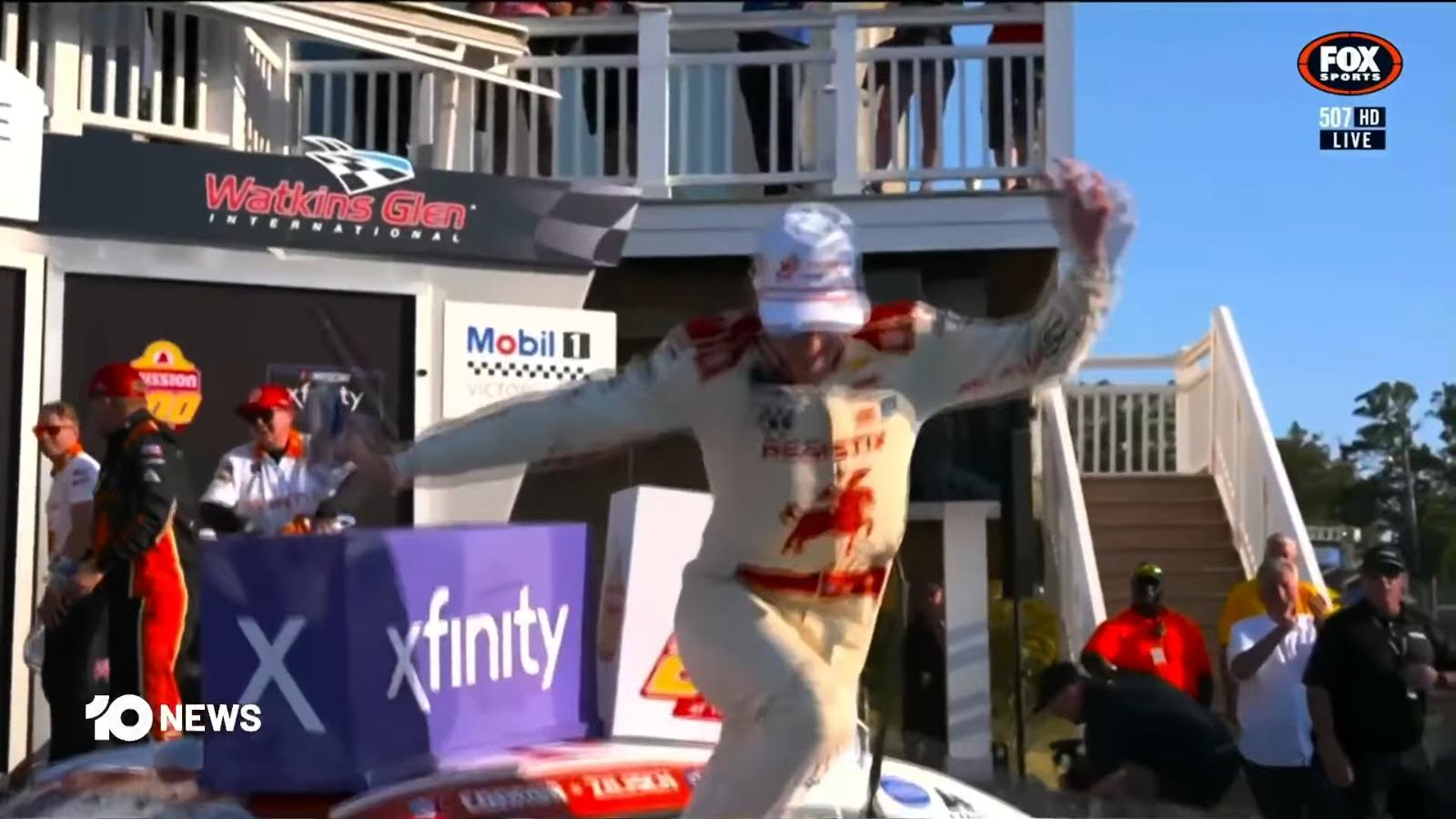 NASCAR車手施利殊(Connor Zilisch)跌倒失重心。(影片截圖)