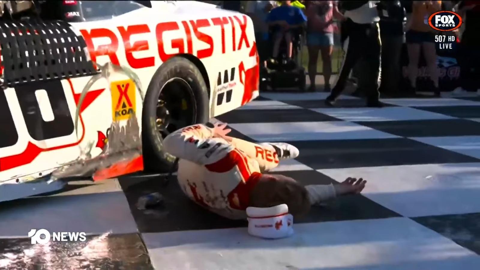 NASCAR車手施利殊(Connor Zilisch)倒地後未能即時起身。(影片截圖)