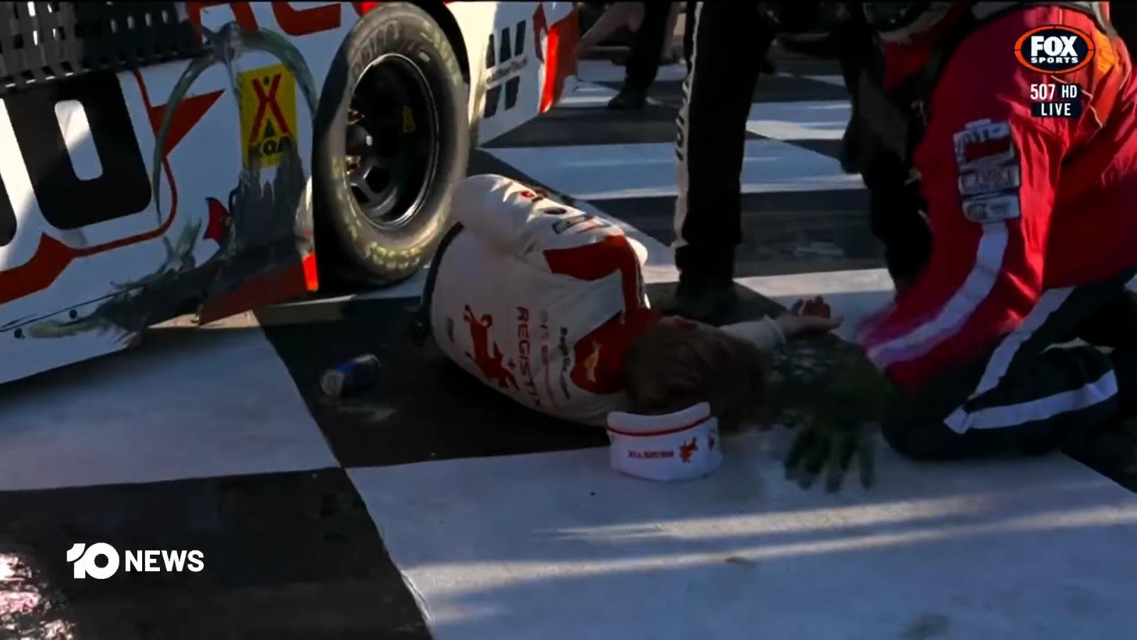 NASCAR車手施利殊(Connor Zilisch)倒地後需要工作人員協助。(影片截圖)