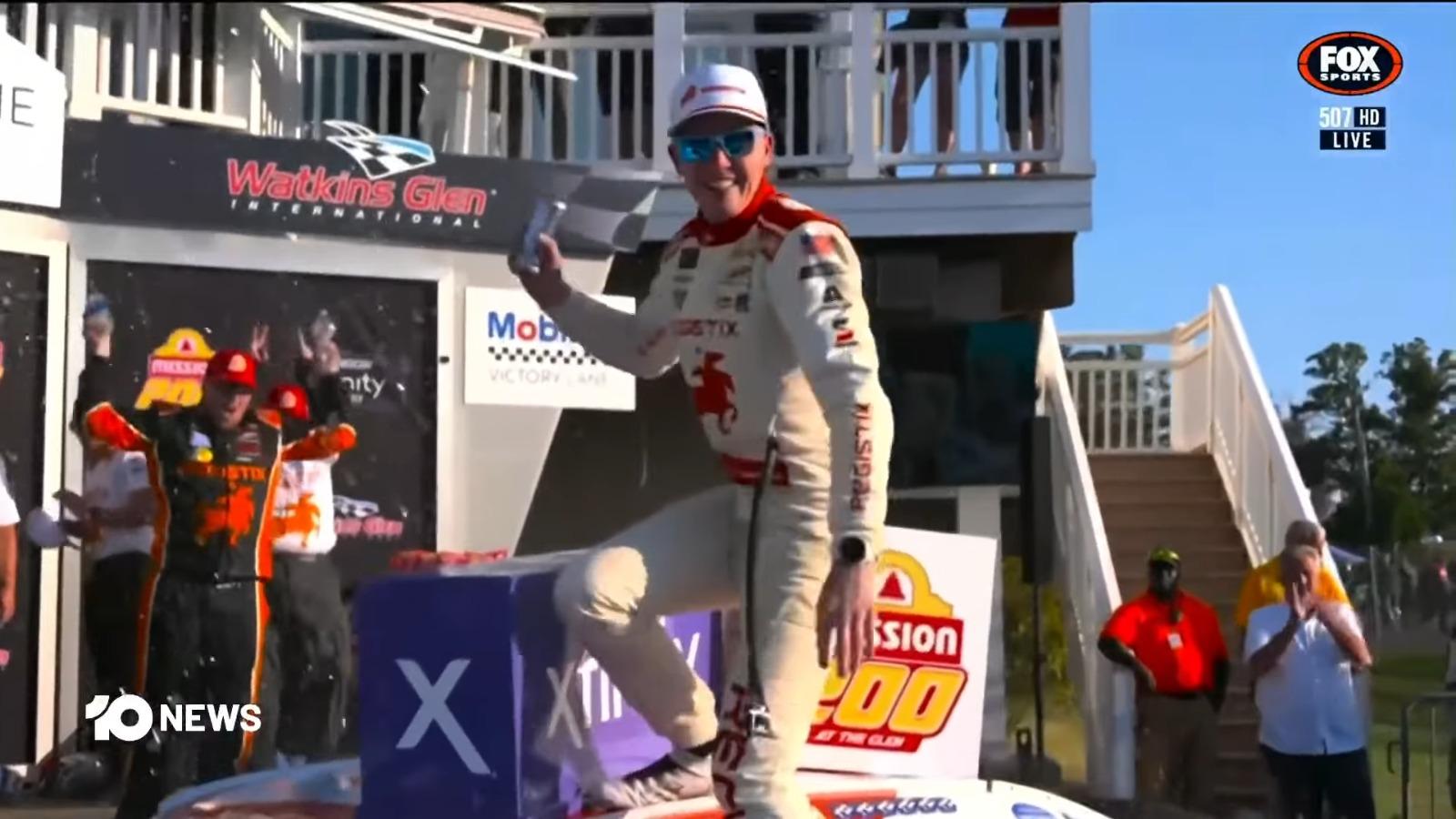 NASCAR車手施利殊(Connor Zilisch)按慣例爬上賽車車頂慶祝。(影片截圖)