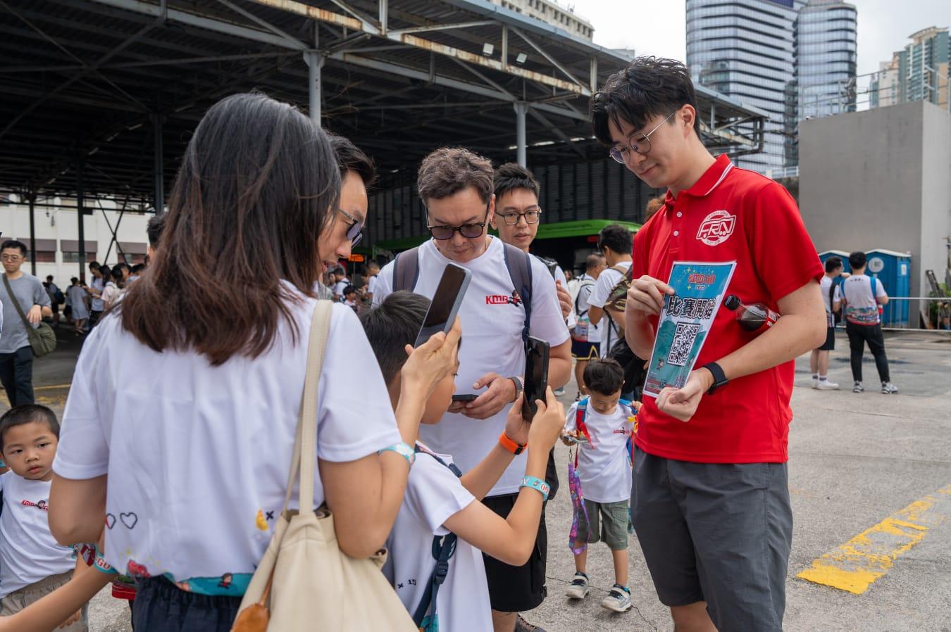 「KMB GO!」於八月十七日舉行,參加者身穿大會T恤,於九巴月輪街車廠一同出發,