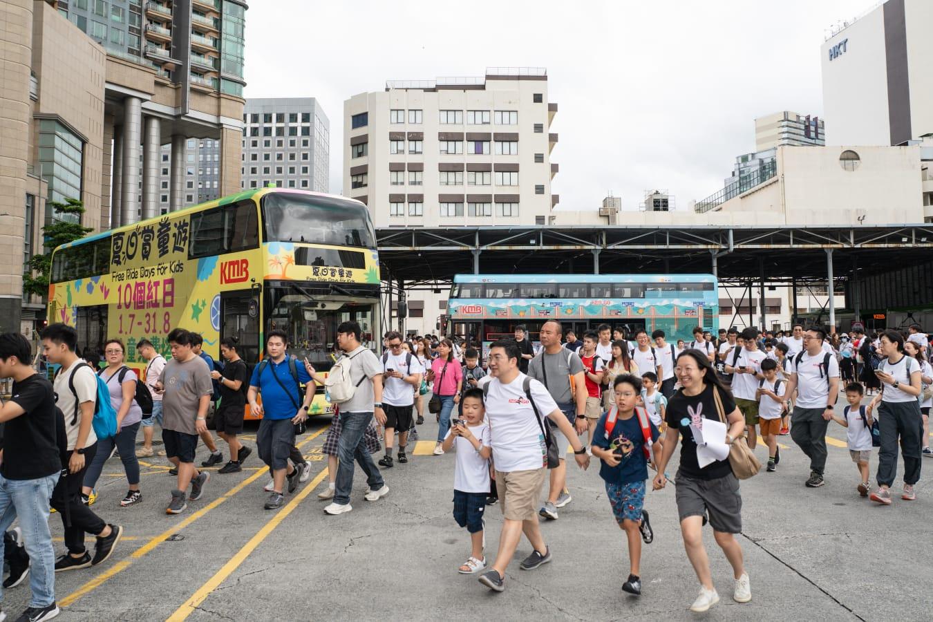 「KMB GO!」於八月十七日舉行,參加者身穿大會T恤,於九巴月輪街車廠一同出發,