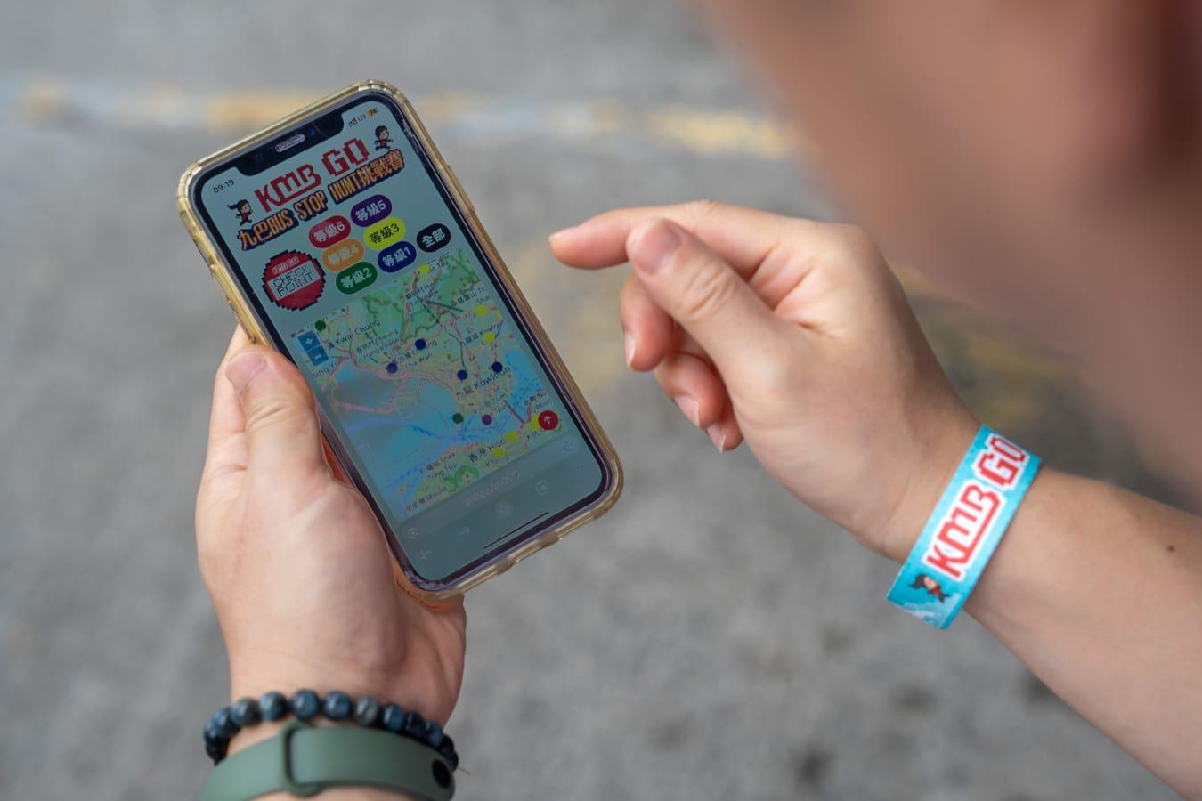 參加者利用「KMB GO!」的平台,可以一覽遍佈港九新界的38個巴士站checkpoint位置,再用九巴及龍運手機應用程式APP1933規劃行程。