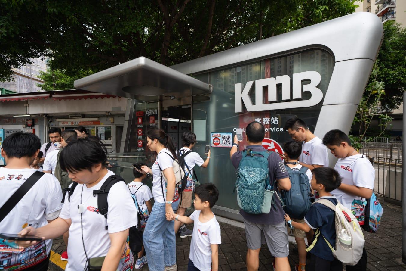 參加者利用「KMB GO!」的平台,可以一覽遍佈港九新界的38個巴士站checkpoint位置,再用九巴及龍運手機應用程式APP1933規劃行程。