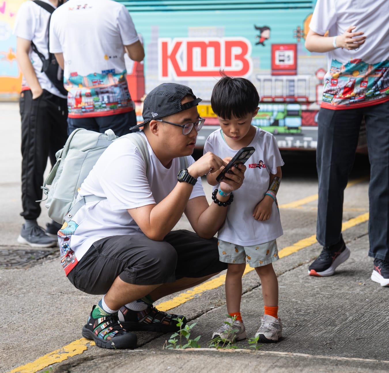 參加者利用「KMB GO!」的平台,可以一覽遍佈港九新界的38個巴士站checkpoint位置,再用九巴及龍運手機應用程式APP1933規劃行程。