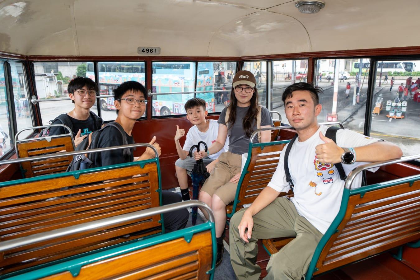 各勝出隊伍除了獲得「KMB GO!」的獎盃,更可即場登上丹拿A型「烏嘴狗」古董巴士參觀和合照留念。