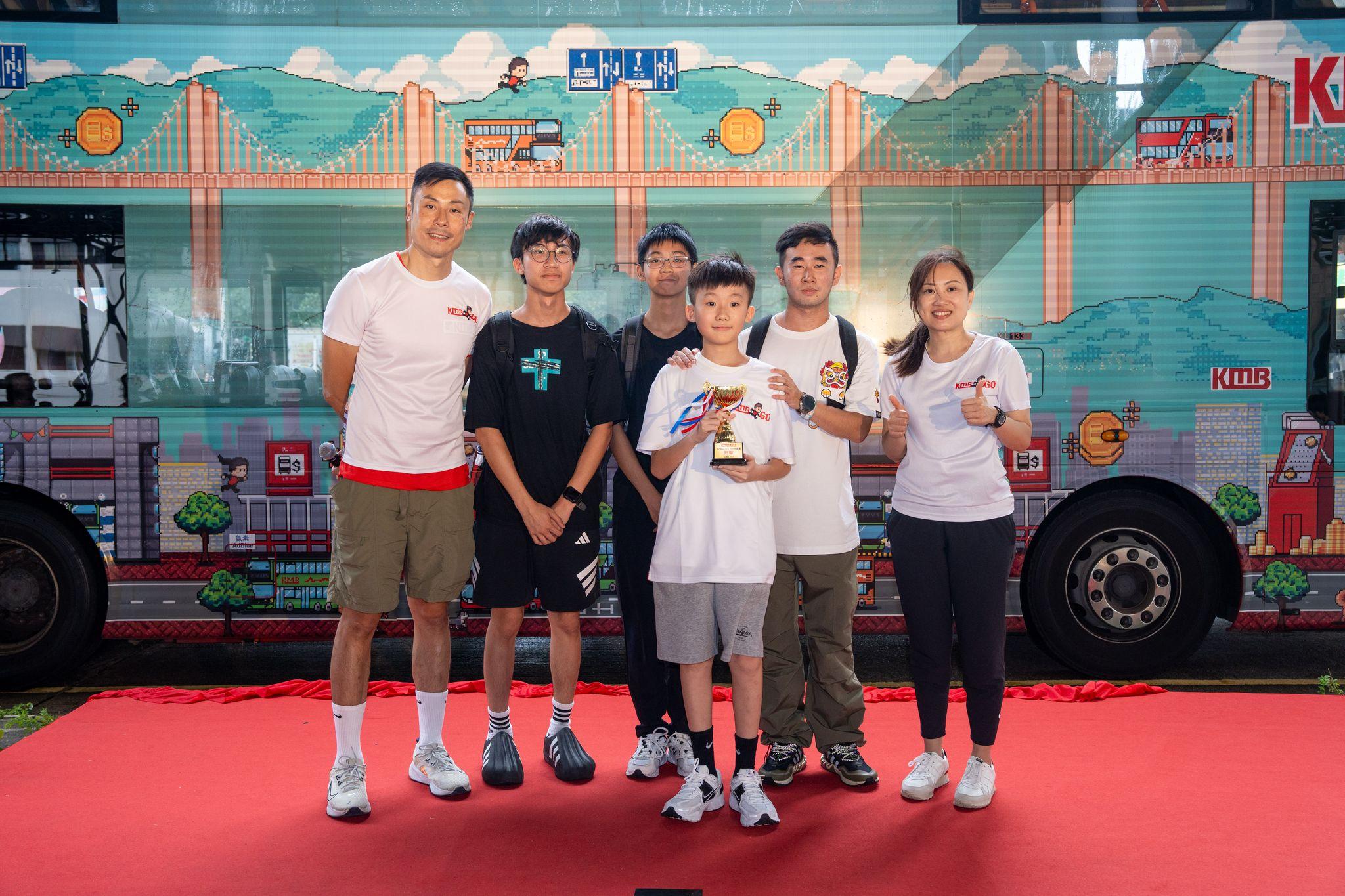 第445號隊伍的四位成員都很熱愛巴士