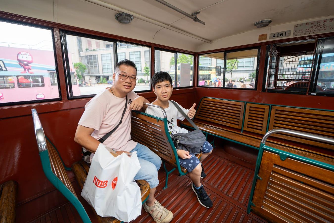 各勝出隊伍除了獲得「KMB GO!」的獎盃,更可即場登上丹拿A型「烏嘴狗」古董巴士參觀和合照留念。