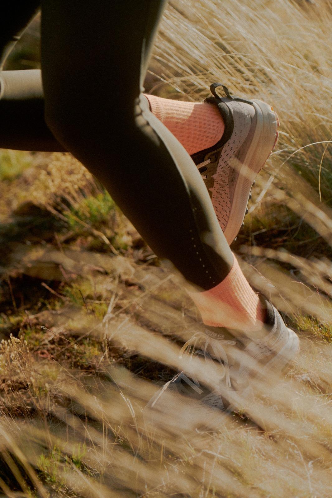 SEEK採用KEEN.ALL-TERRAIN多向鞋齒設計,鞋底厚度達4mm,經Heeluxe 測試可承受近1,500公里高強度使用。