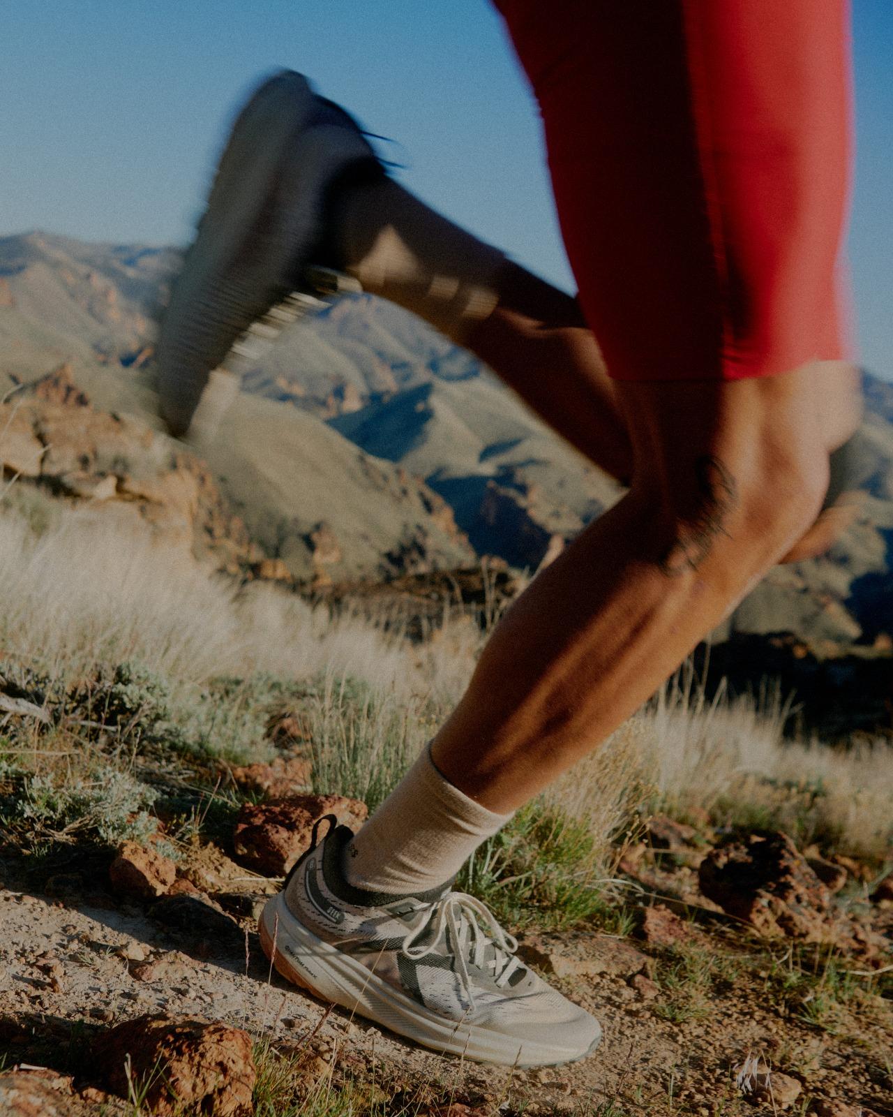 SEEK採用KEEN.ALL-TERRAIN多向鞋齒設計,鞋底厚度達4mm,經Heeluxe 測試可承受近1,500公里高強度使用。