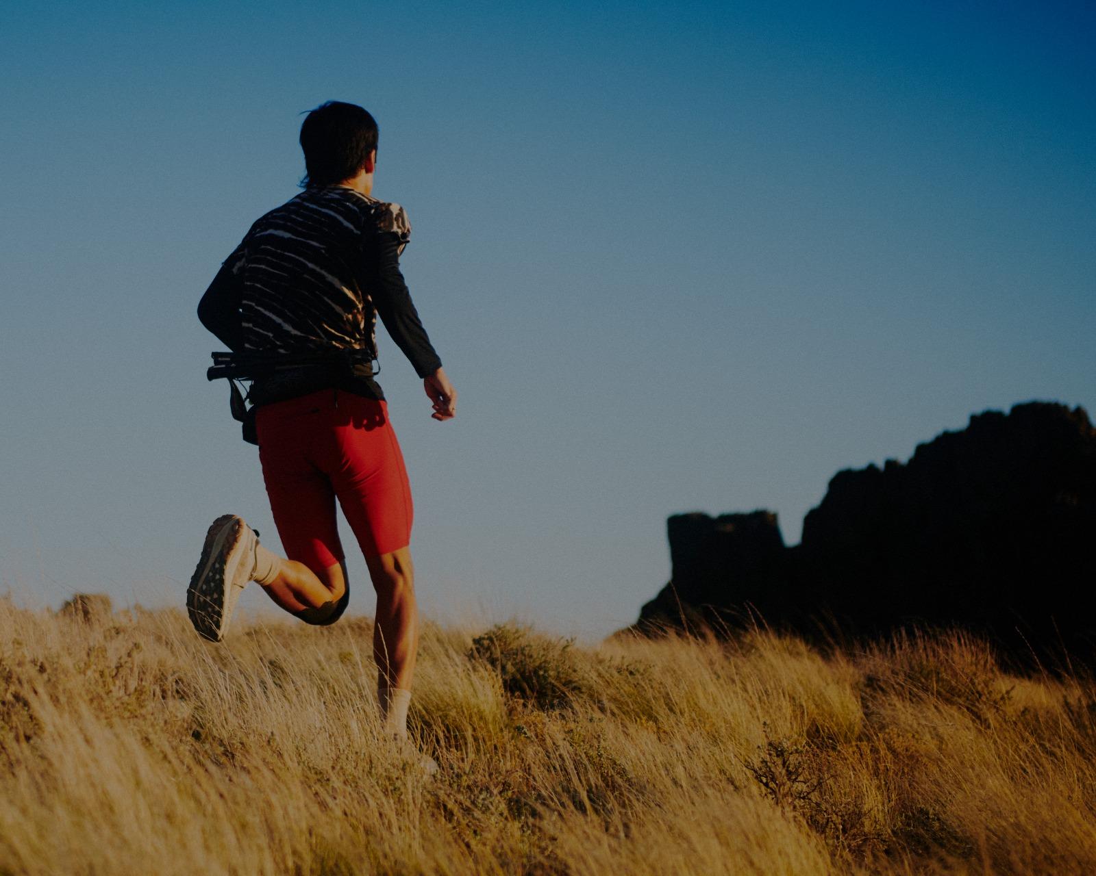 SEEK採用KEEN.ALL-TERRAIN多向鞋齒設計,鞋底厚度達4mm,經Heeluxe 測試可承受近1,500公里高強度使用。