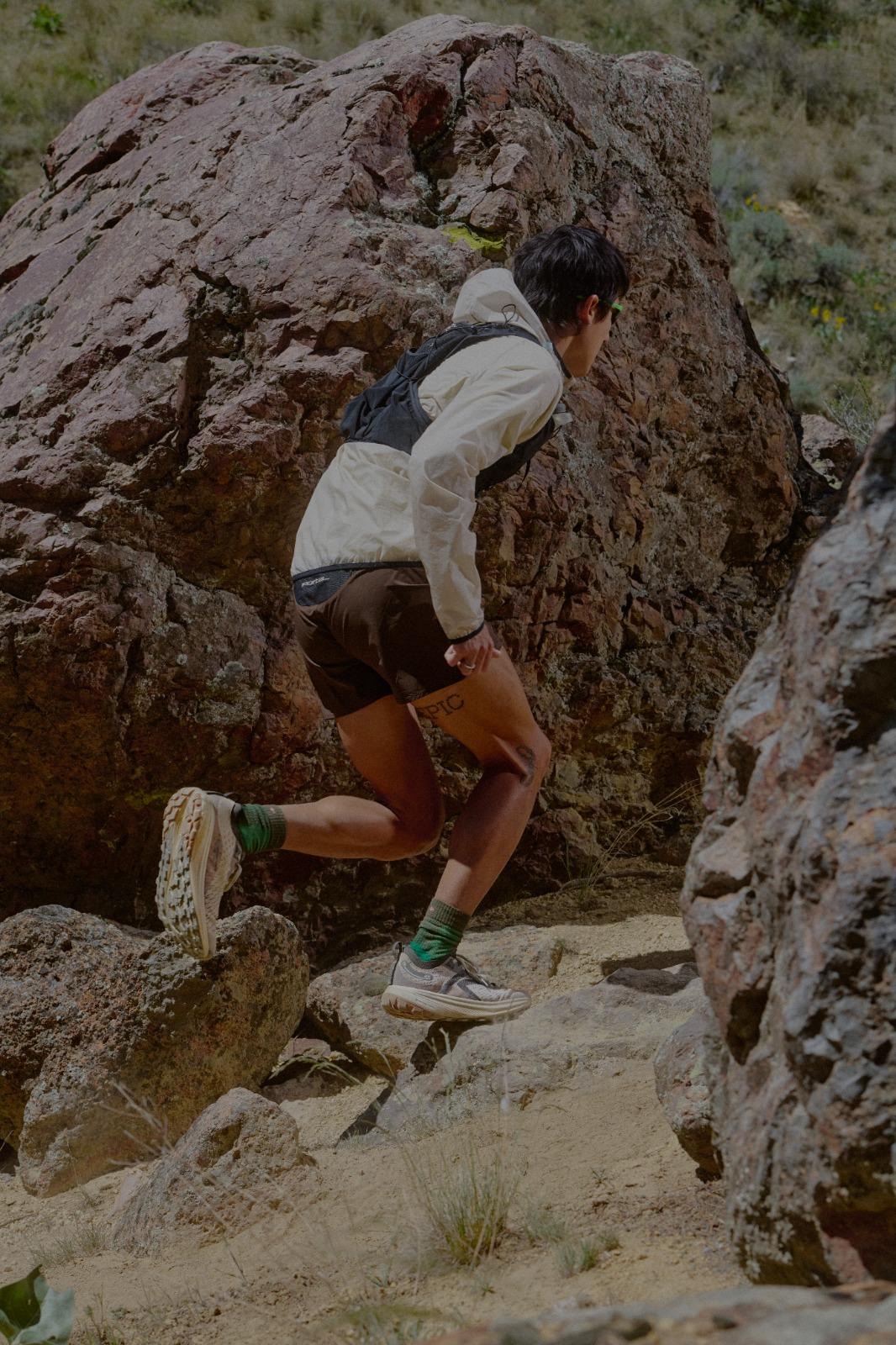 SEEK採用KEEN.ALL-TERRAIN多向鞋齒設計,鞋底厚度達4mm,經Heeluxe 測試可承受近1,500公里高強度使用。